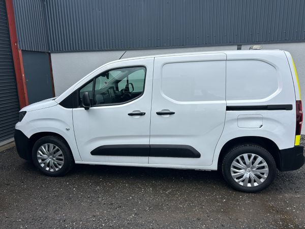 2020 Peugeot Partner only 58’000 kms!! 385035396