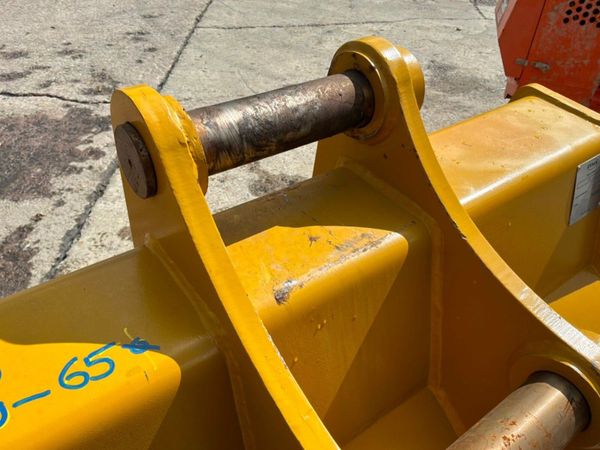 UNUSED 48" DIGGING BUCKET...65mm PINS......1996d. 385153965