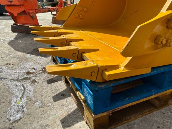 UNUSED 48" DIGGING BUCKET...65mm PINS......1996d. 385153969