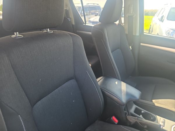 Toyota Hilux 2.4 D4D Invincible 385337032