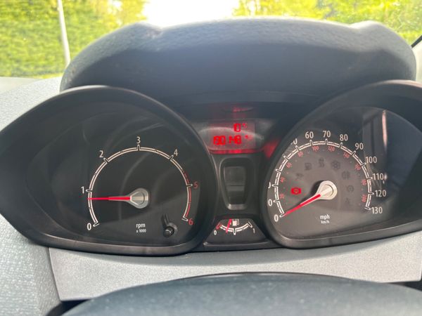 2011 Ford Fiesta van 385568043