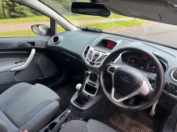 2011 Ford Fiesta van 385568044