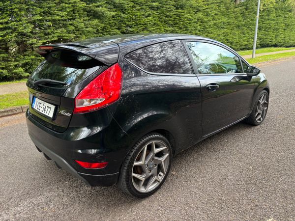 2011 Ford Fiesta van 385568045