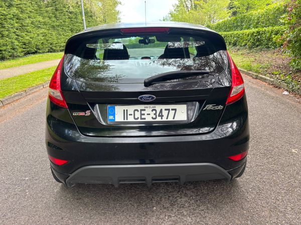 2011 Ford Fiesta van 385568039