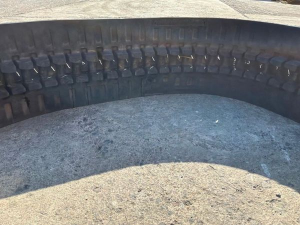 UNUSED 300 x 52.5 x 84 RUBBER TRACKS.......1797. 385648322