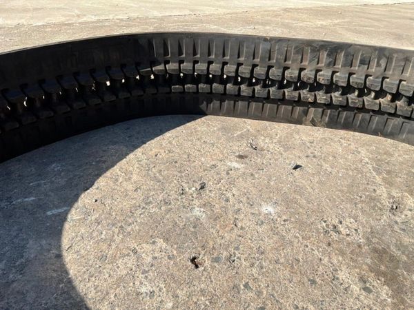 UNUSED 300 x 52.5 x 84 RUBBER TRACKS.......1797. 385648323