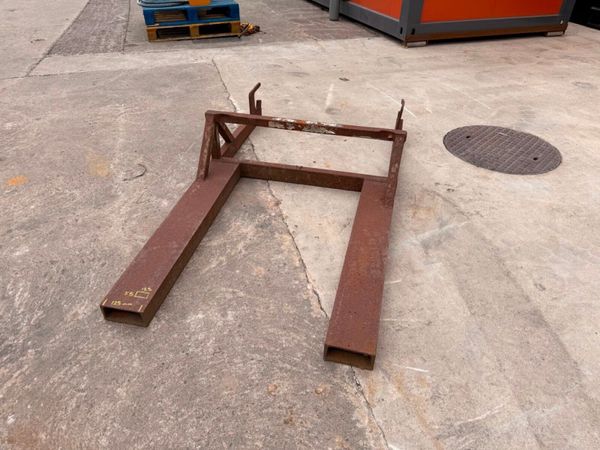 Forklift tipping skip frame 385779724
