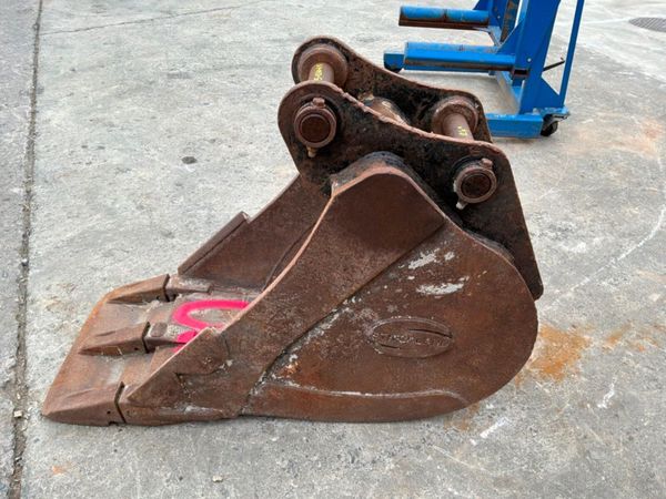 24" STRICKLAND BUCKET.......65mm PINS........065. 386062182
