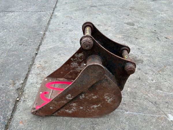 18" JCB 3CX DIGGING BUCKET45mm PINS......034. 386062204