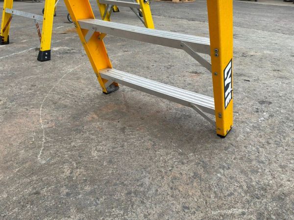 PLATFORM / PODIUM LADDER LADDERS...........1442t 386071455