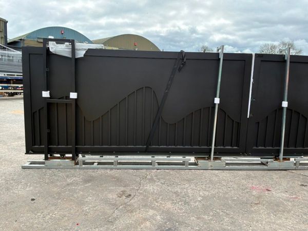 26ft DOUBLE ENTRY REMOTE SLIDING GATE....2047 386077578