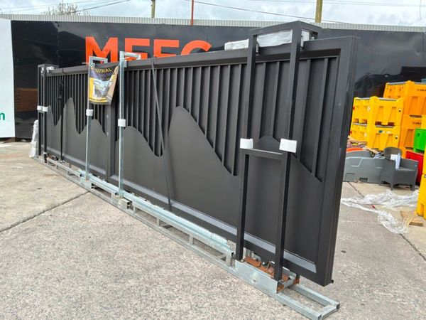 26ft DOUBLE ENTRY REMOTE SLIDING GATE....2047 386077580