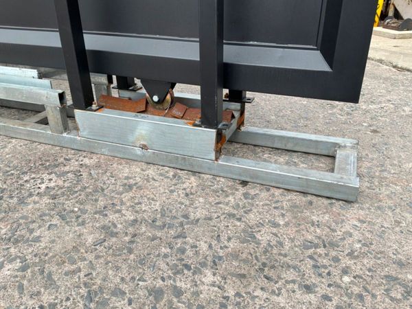26ft DOUBLE ENTRY REMOTE SLIDING GATE....2047 386077581