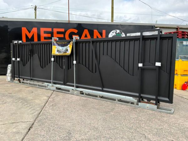 26ft DOUBLE ENTRY REMOTE SLIDING GATE....2047 386077583