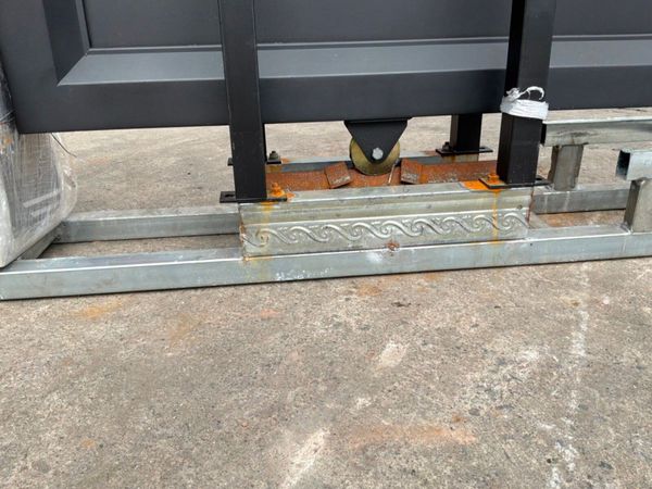26ft DOUBLE ENTRY REMOTE SLIDING GATE....2047 386077590