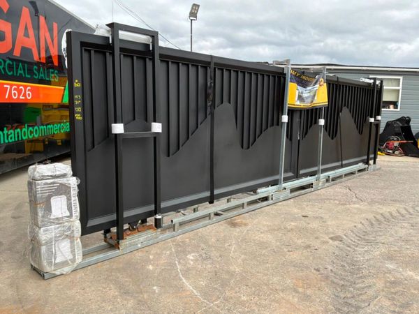26ft DOUBLE ENTRY REMOTE SLIDING GATE....2047 386077591