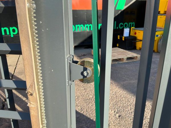 20ft REMOTE ELECTRIC SLIDING GATE.2775d. 386156755