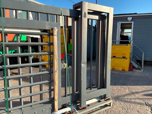20ft REMOTE ELECTRIC SLIDING GATE.2775d. 386156772