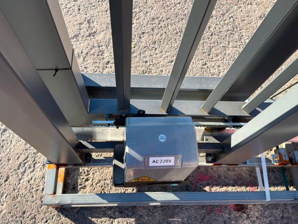 20ft REMOTE ELECTRIC SLIDING GATE.2775d. 386156775