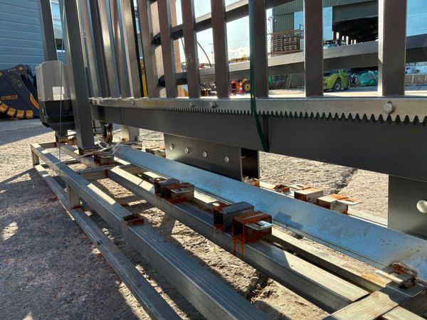 20ft REMOTE ELECTRIC SLIDING GATE.2775d. 386156778
