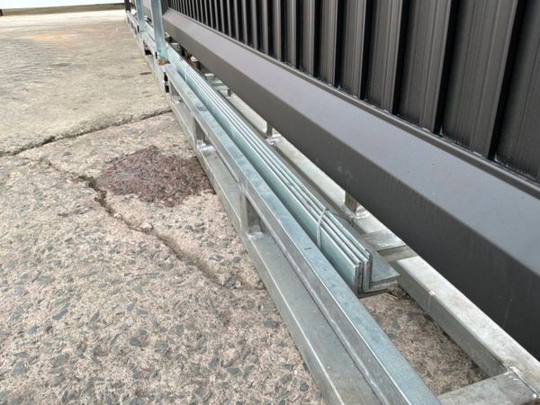 26ft TWIN ENTRY ELECTRIC SLIDING GATE.......2800d. 386106381