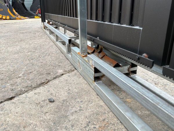 26ft TWIN ENTRY ELECTRIC SLIDING GATE.......2800d. 386106443