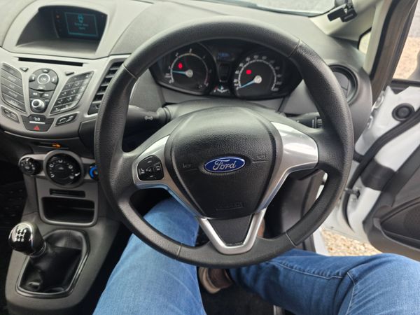 Ford Fiesta Van 2016 386254445