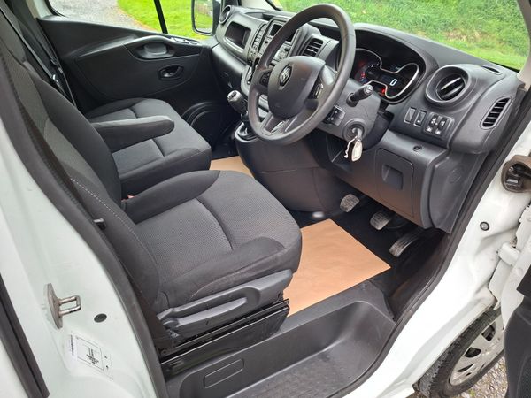 Renault Trafic 211 LWB 2.0L Excellent Condition 386551276