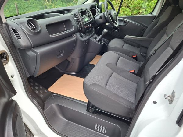Renault Trafic 211 LWB 2.0L Excellent Condition 386551283