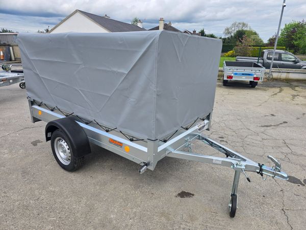 Trailer with cover 386782987