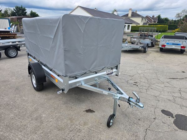 Trailer with cover 386782988