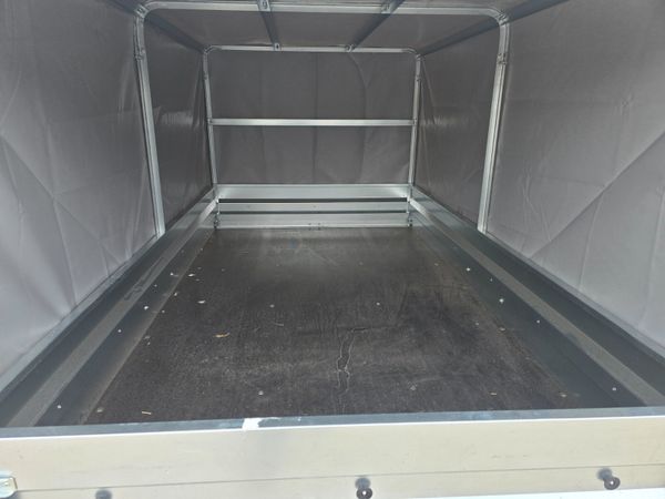 Trailer with cover 386782992