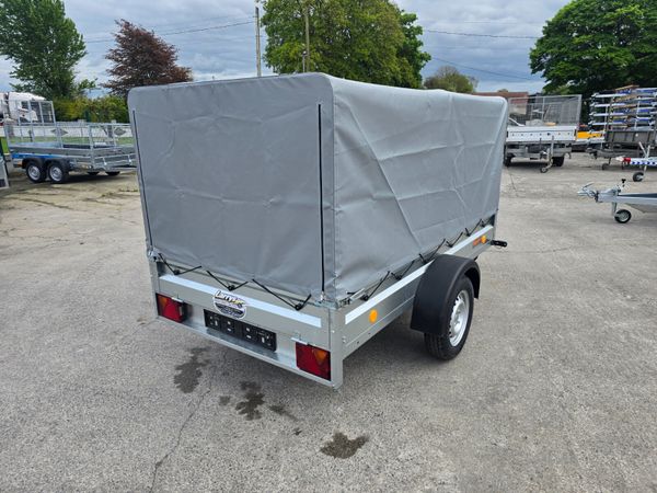 Trailer with cover 386782993