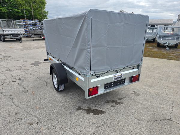 Trailer with cover 386782994
