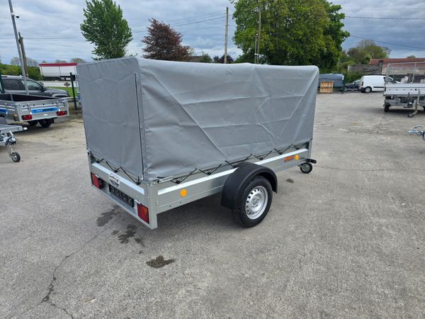 Trailer with cover 386782995