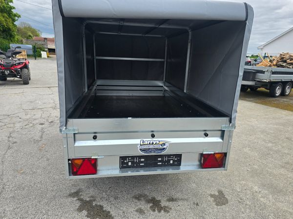 Trailer with cover 386782997
