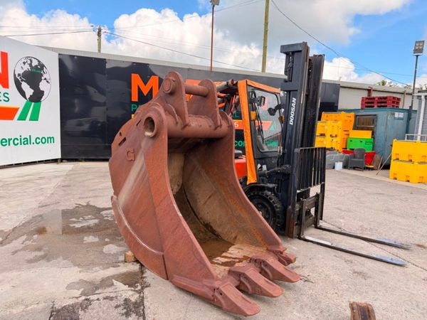 110mm / 100mm bucket to suit 50 / 60 ton machine.. 386847022