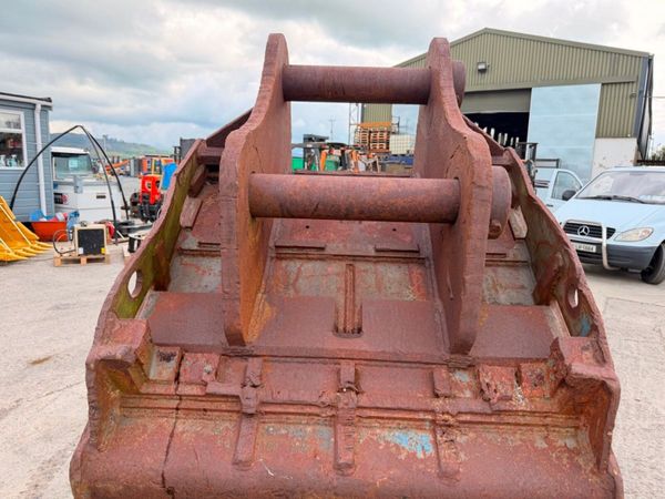110mm / 100mm bucket to suit 50 / 60 ton machine.. 386847039