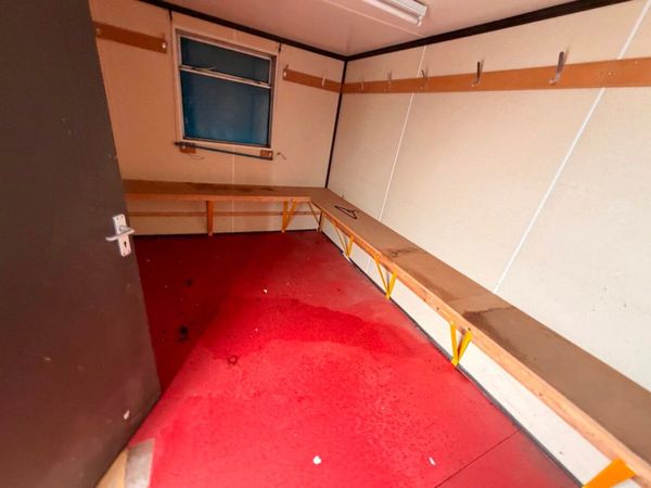 21 x 9 CHANGING / DRYING ROOM + SHOWER.1266P 386914355