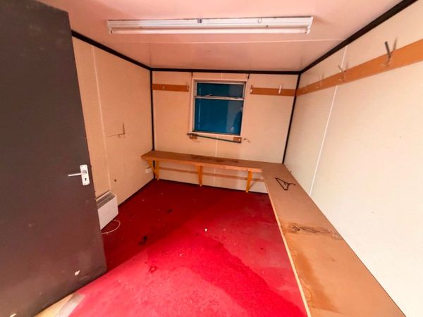 21 x 9 CHANGING / DRYING ROOM + SHOWER.1266P 386914356