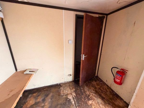 21 x 9 CHANGING / DRYING ROOM + SHOWER.1266P 386914357
