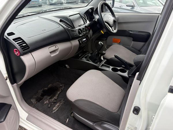 Mitsubishi L200 387044779