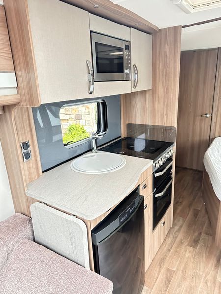 ✨STUNNING SWIFT CORNICHE 4 BERTH FIXED BED✨ 387096052