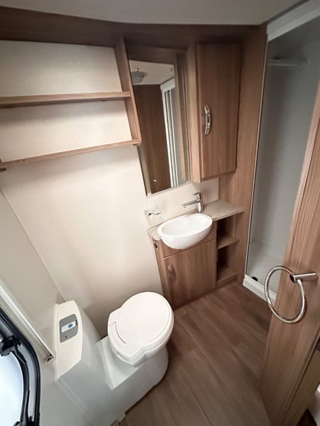 ✨STUNNING SWIFT CORNICHE 4 BERTH FIXED BED✨ 387096054