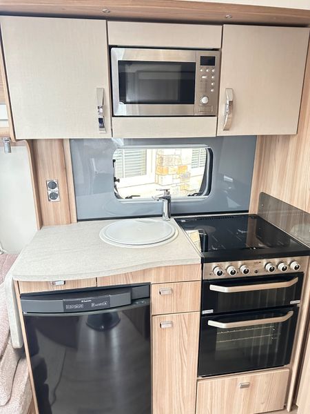 ✨STUNNING SWIFT CORNICHE 4 BERTH FIXED BED✨ 387096059