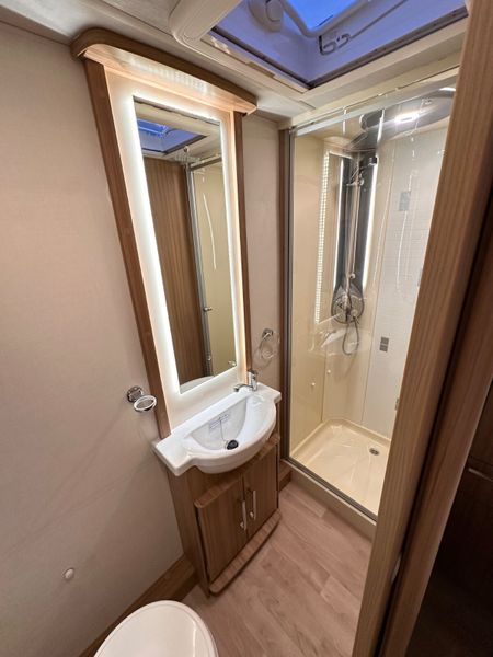 ✨STUNNING LUNAR ULTIMA 4 BERTH ISLAND BED✨ 387096245