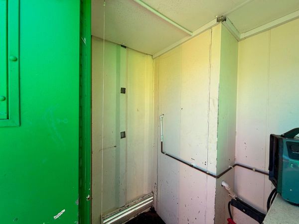 25 x 9 Welfare Unit ...10 kva generator ...1,000 h 387104955
