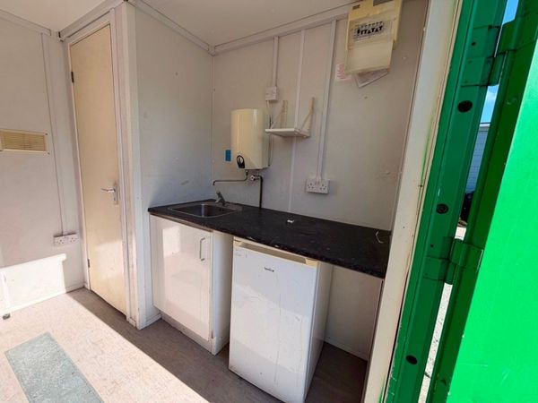 25 x 9 Welfare Unit ...10 kva generator ...1,000 h 387104964