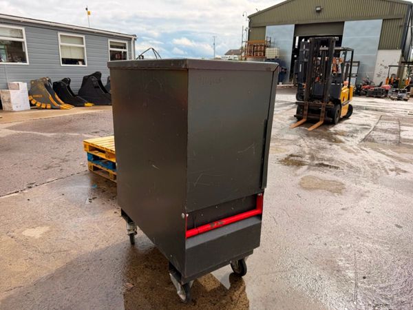 ARMORGARD , lock box , tool store , job box ....17 387118034