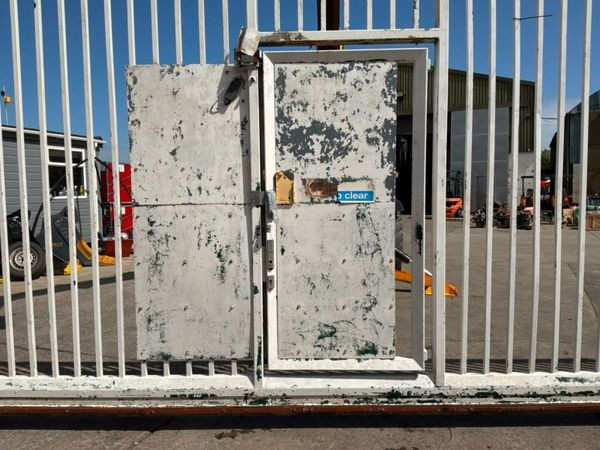 30ft x 10ft HEAVY DUTY SLIDING GATE...........4580 387367487